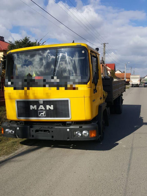 Pechowy wtorek na drogach. Ciężarówka zaparkowała w domu, seicento na przystanku