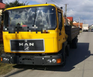 Pechowy wtorek na drogach. Ciężarówka zaparkowała w domu, seicento na przystanku