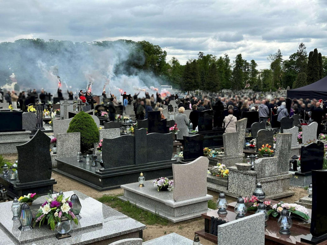 Morderstwo w Mławie. Grób 16-letniej Mai utonął w białych kwiatach