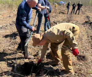 Siedleccy policjanci zasadzili drzewa w Golicach w ramach akcji „Plant a Tree – Green IPA Project”