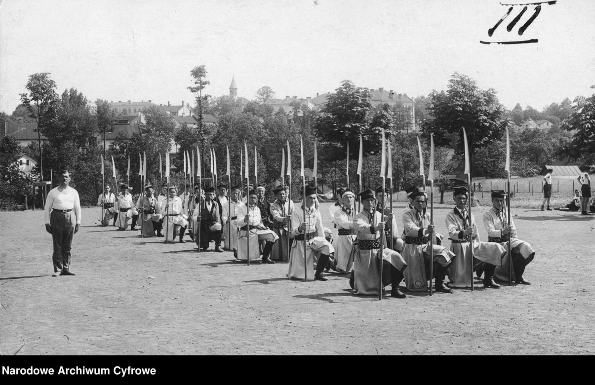 Uczniowie gimnazjum w strojach kosynierów, 1926.