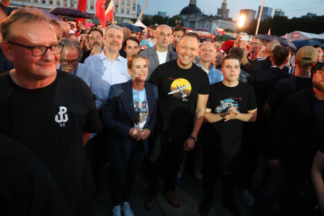 Rodzina Nawrockich śpiewa (nie)zakazane piosenki)