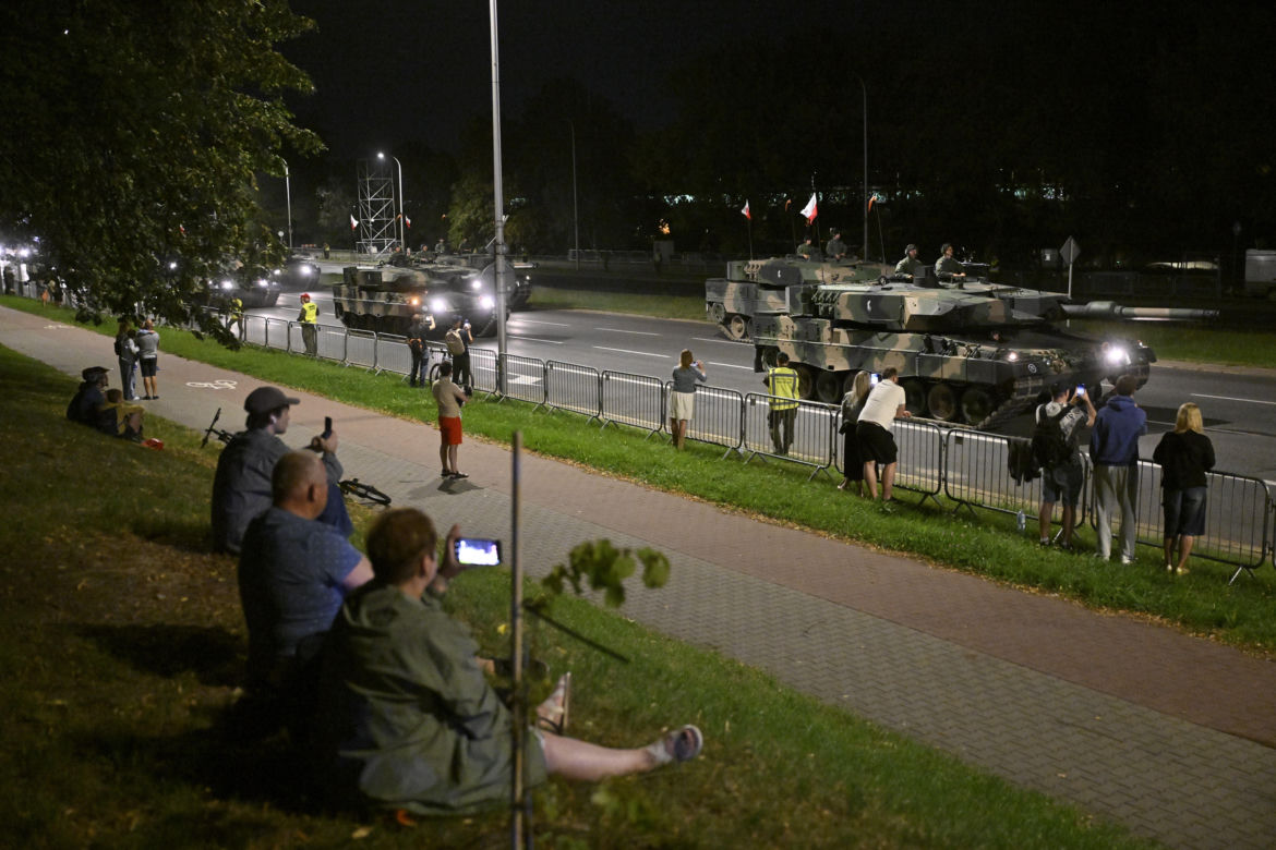 Nocna próba defilady wojskowej w Warszawie