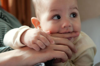 Ząbkowanie czy infekcja? Pediatrzy wskazują objawy, których nie wolno ignorować