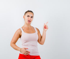 Wciągasz brzuch, by wyglądać szczuplej? Lekarze ostrzegają przed „syndromem klepsydry”