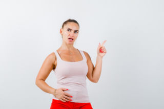 Wciągasz brzuch, by wyglądać szczuplej? Lekarze ostrzegają przed „syndromem klepsydry”