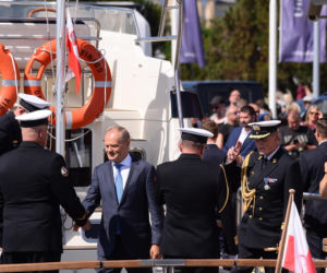Święto Wojska Polskiego. Donald Tusk na jachcie w Gdyni.