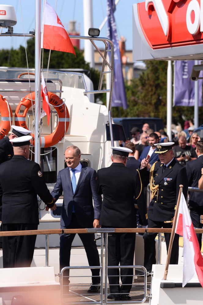 Święto Wojska Polskiego. Donald Tusk na jachcie w Gdyni.