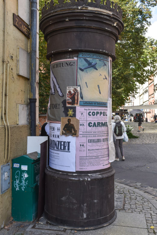 Nazistowskie symbole na starówce w Toruniu. Kręcą tam nowy film