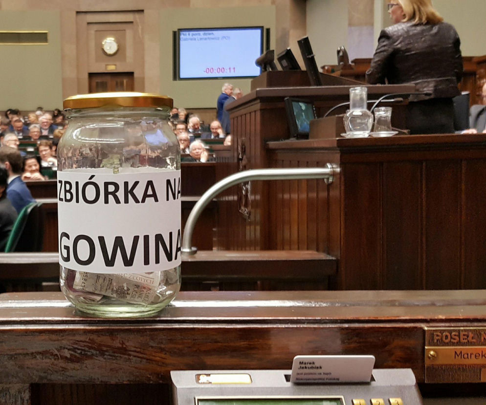 Zbiórka na Gowina. Posłowie wrzucali do puszki ZDJĘCIE