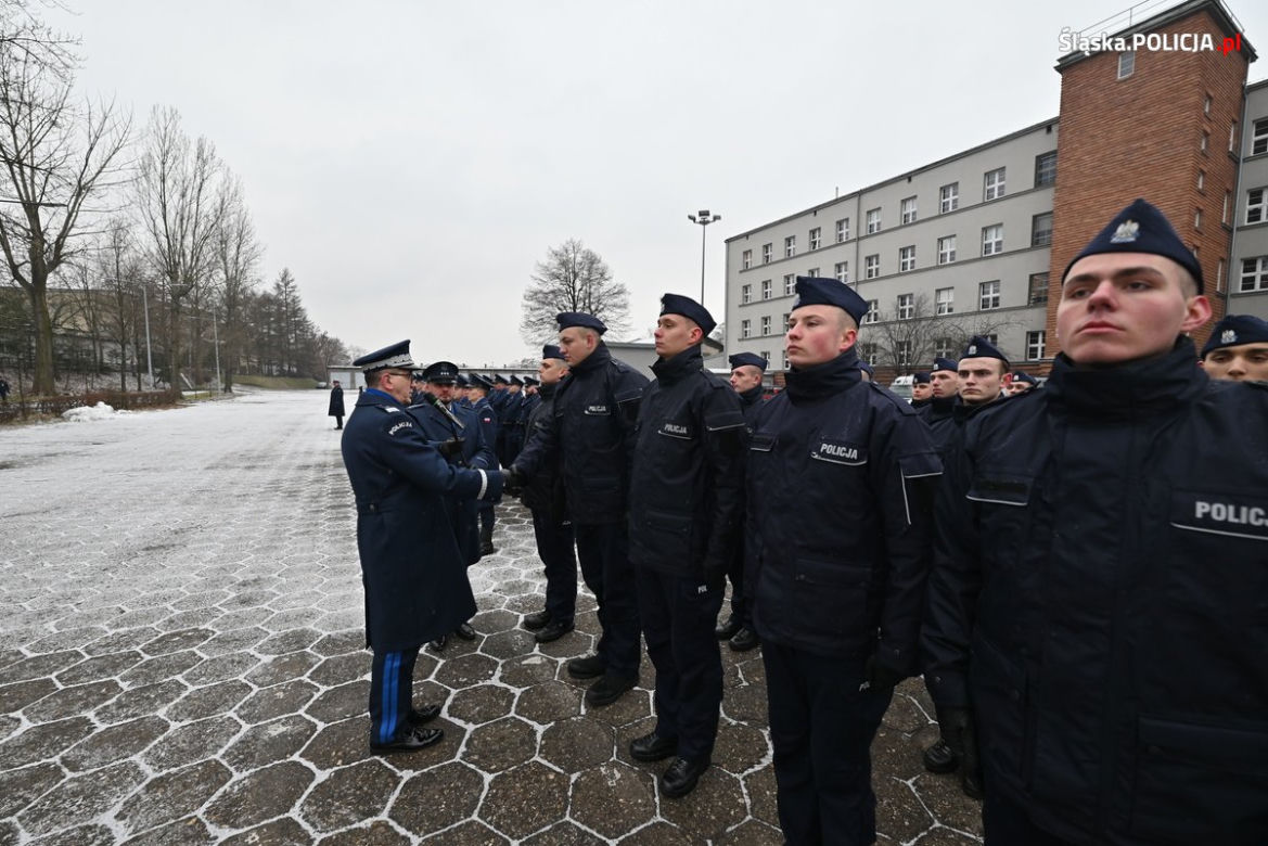 Śląskie: 156 nowych policjantów złożyło ślubowanie w Katowicach