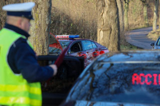 Zajączki. Strażacy nie dotarli na ważną uroczystość z powodu wypadku. Zderzyli się z kierującym ciągnikiem [ZDJĘCIA].