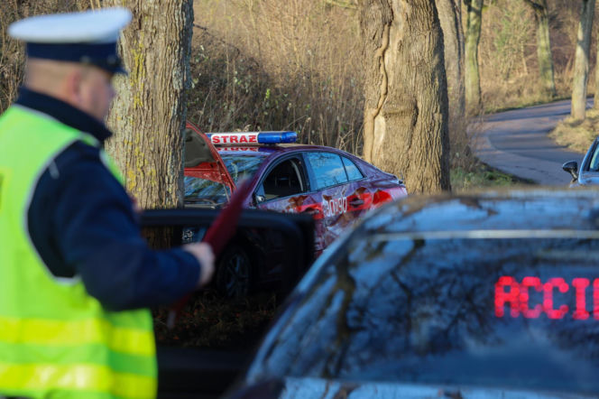 Zajączki. Strażacy nie dotarli na ważną uroczystość z powodu wypadku. Zderzyli się z kierującym ciągnikiem [ZDJĘCIA].