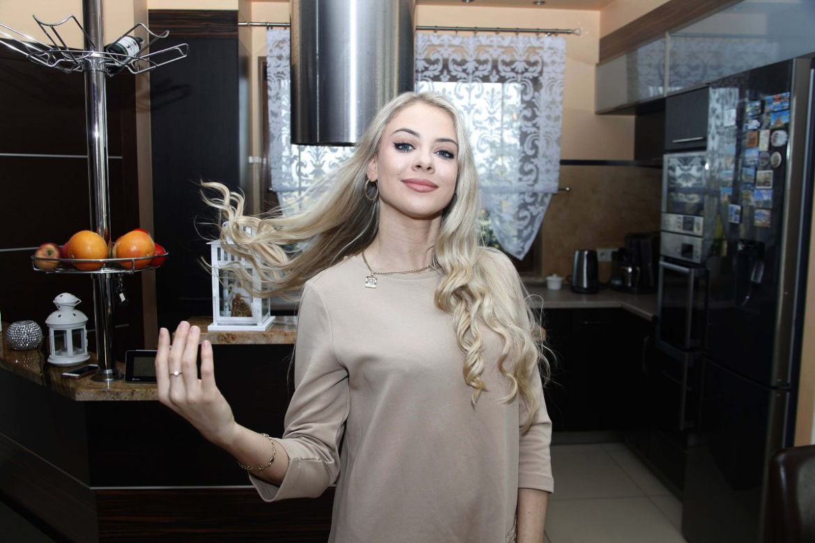 Z izolacji na wybory Miss