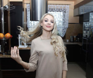 Z izolacji na wybory Miss