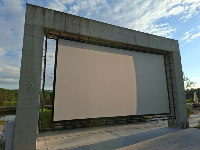 To jedyne takie kino plenerowe w Świętokrzyskiem. W Porcie Lubianka na leżakach i na kajakach