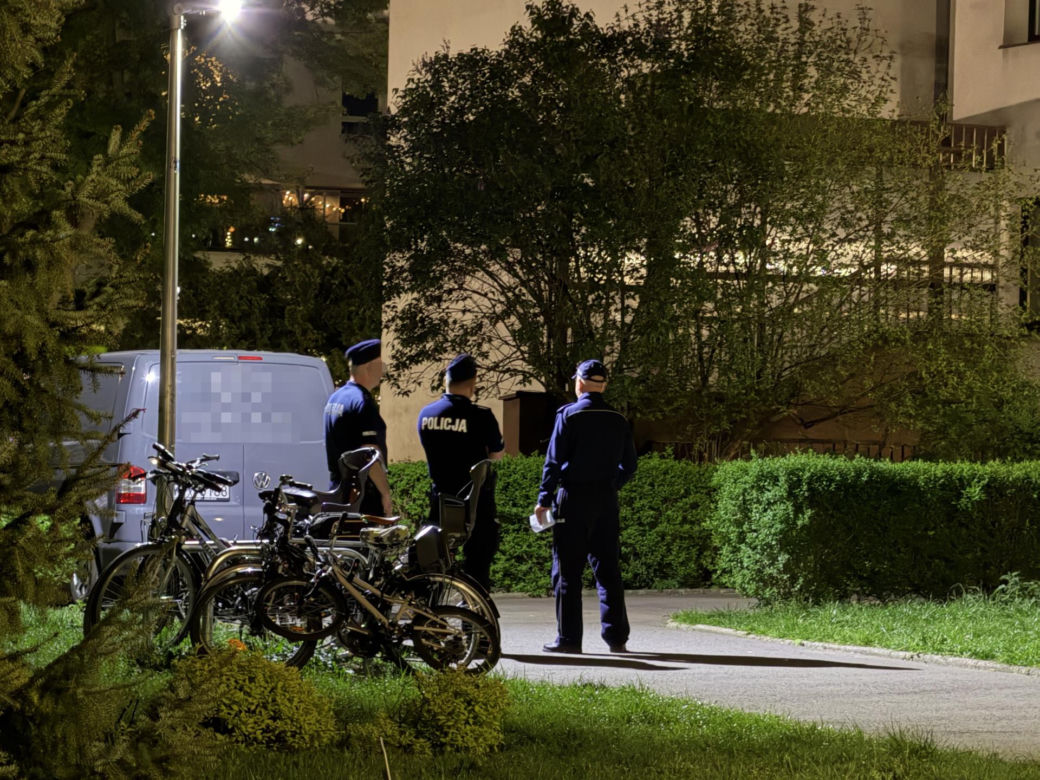 Szok na Żoliborzu! Mężczyzna runął z trzeciego piętra, w mieszkaniu drugie ciało