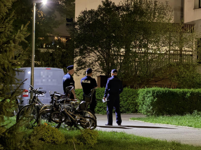 Szok na Żoliborzu! Mężczyzna runął z trzeciego piętra, w mieszkaniu drugie ciało