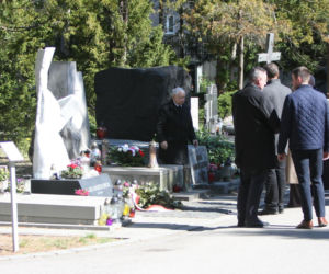 Jarosław Kaczyński na cmentarzu nie był sam. Pewna kobieta nie odstępowała go na krok