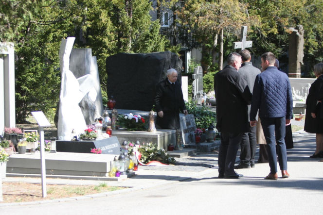 Jarosław Kaczyński na cmentarzu nie był sam. Pewna kobieta nie odstępowała go na krok