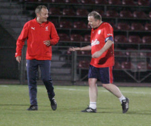 Donald Tusk gra w piłkę