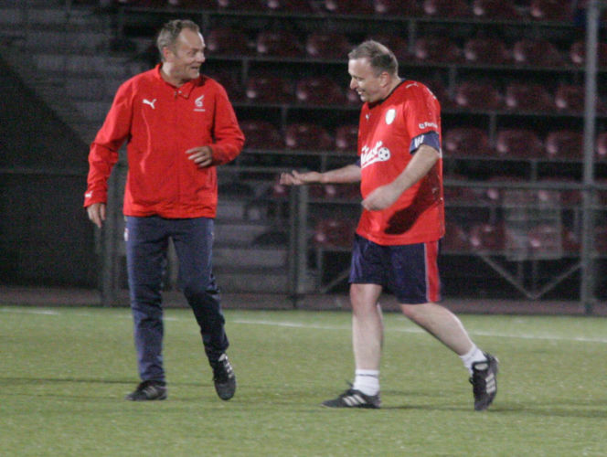 Donald Tusk gra w piłkę