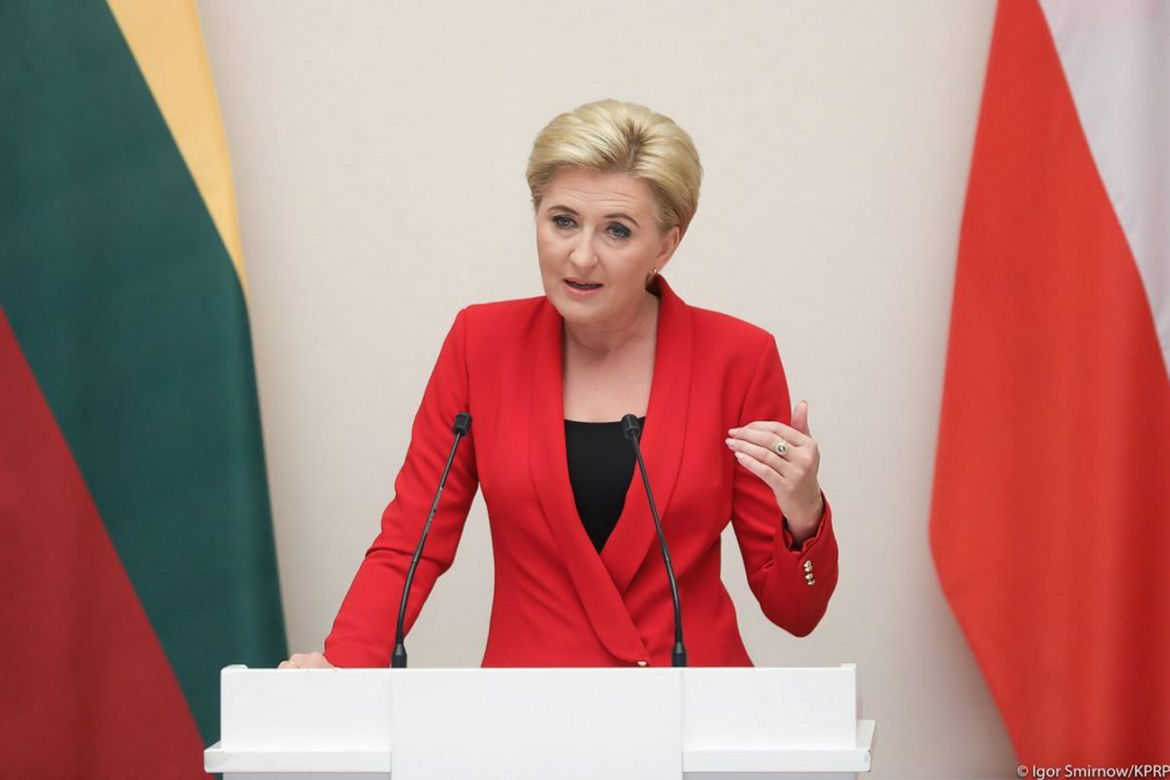 Agata Duda przy mównicy