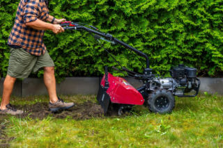 Nowoczesna glebogryzarka ułatwia pracę w ogrodzie na wiosnę