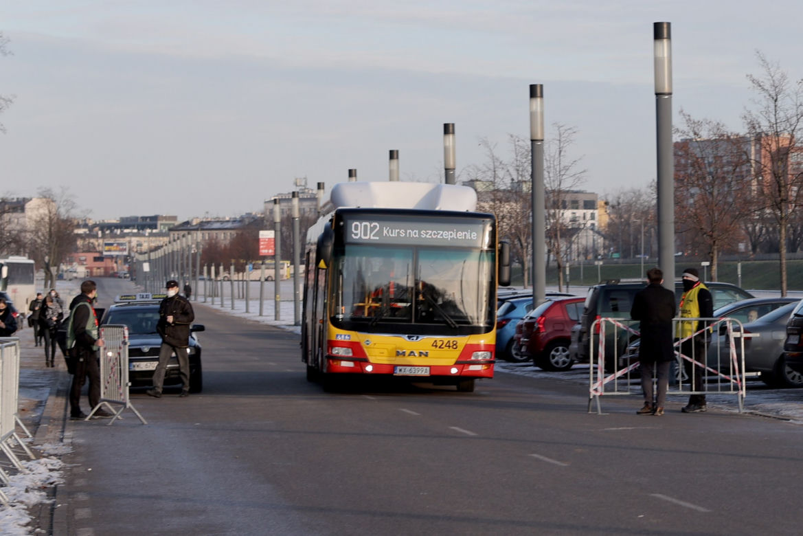 Pustki w autobusie nowej linii dla seniorów