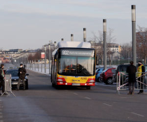 Pustki w autobusie nowej linii dla seniorów
