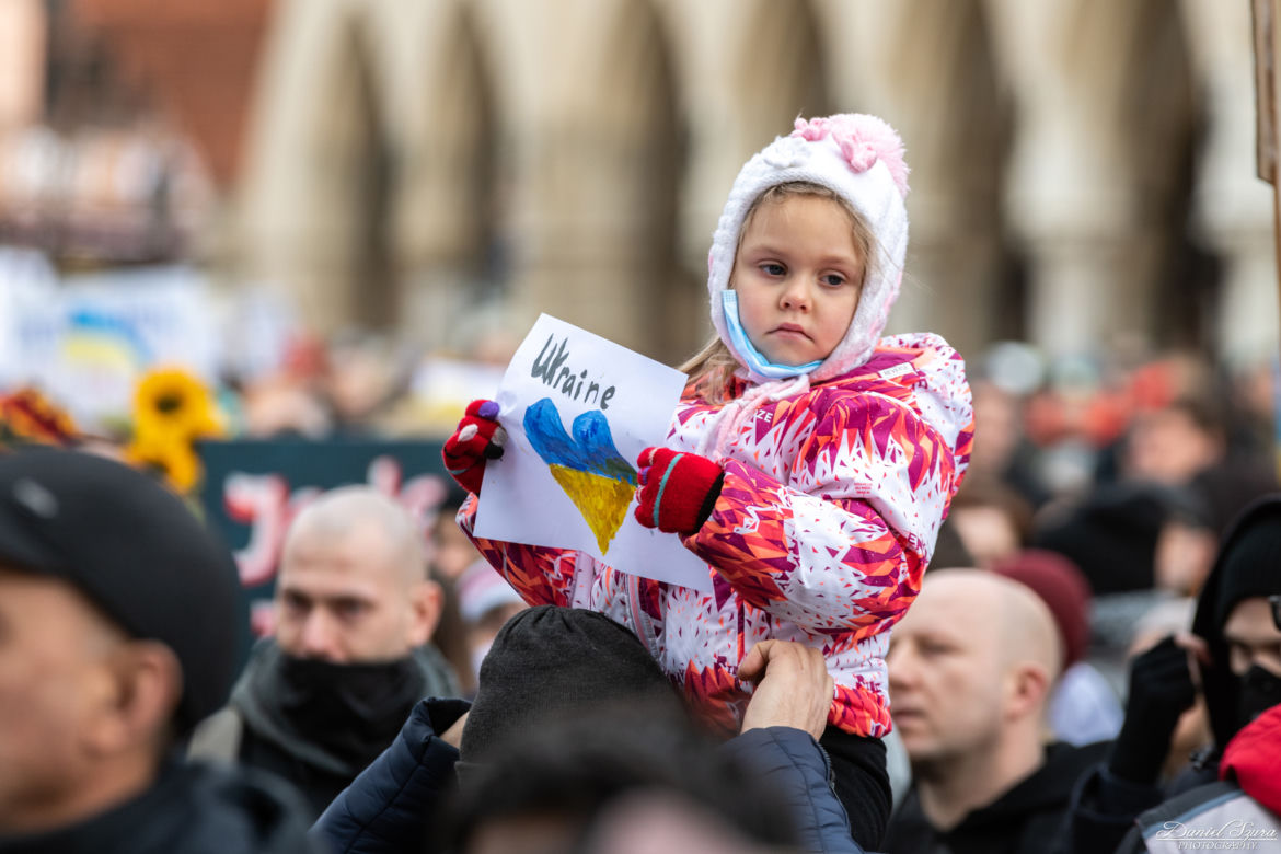 Kraków solidarny z Ukrainą! Wielka manifestacja na Rynku Głównym [ZDJĘCIA]