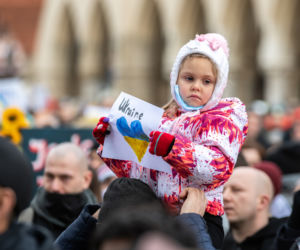 Kraków solidarny z Ukrainą! Wielka manifestacja na Rynku Głównym [ZDJĘCIA]