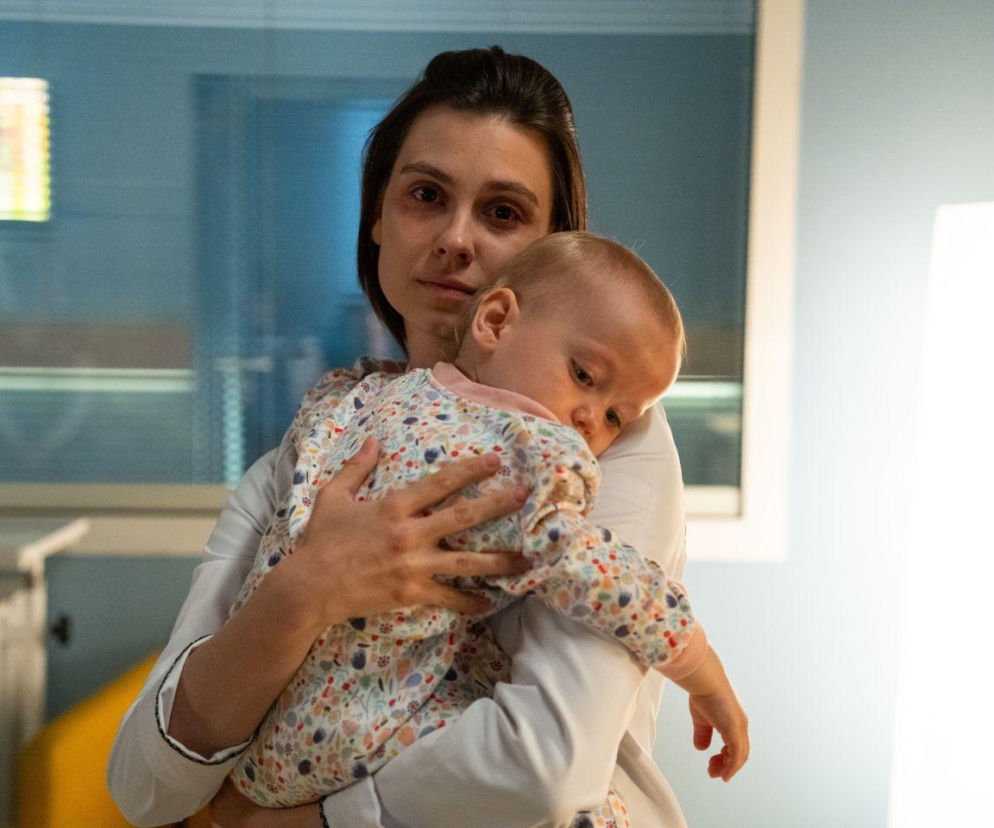 Blanka Milewska ze smutkiem przytula małą Ninę w szpitalu. O losach bohaterów Na dobre i na złe przeczytasz na Eska.