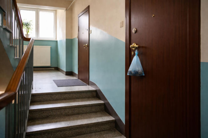 Worek z "niespodzianką" na klamce