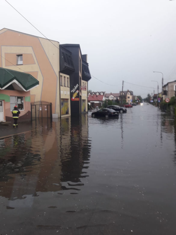 Burze w Podlaskiem. Zalane ulice, posesje, piwnice. Strażacy liczą straty