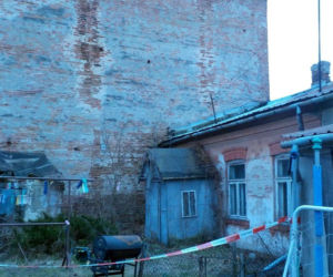 Koszmar w Rembertowie. Fragment muru kamienicy runął metr od innego domu
