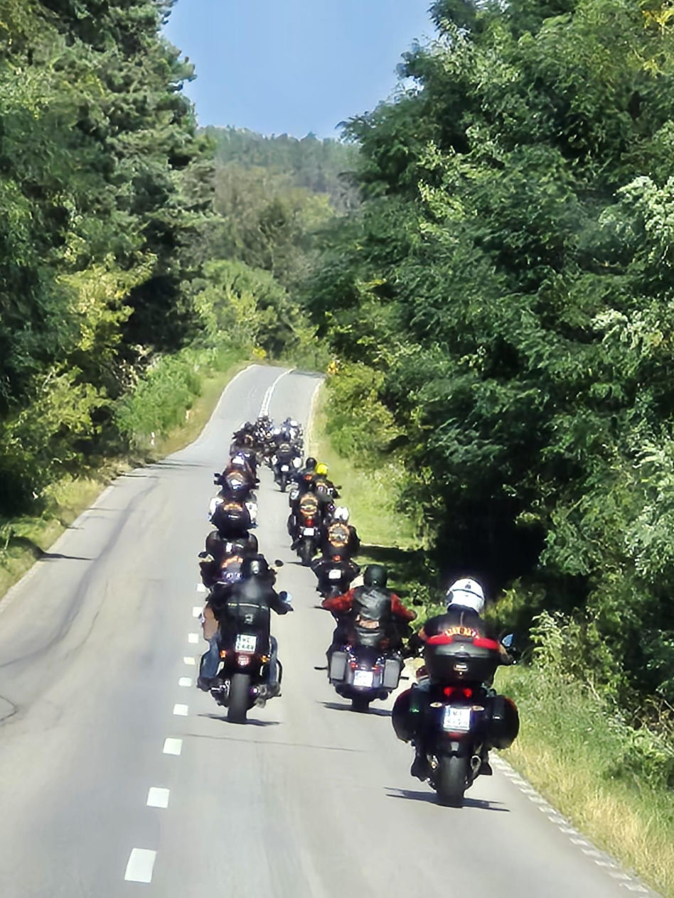 Motocyklowy Marsz Czarnej Brygady. Mundurowy rajd szlakiem 10. Brygady Kawalerii