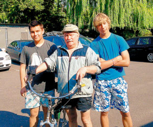 Lech Wałęsa na rowerze