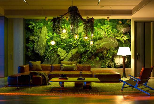Salon z podświetlaną ścianą z mchu i kamienia