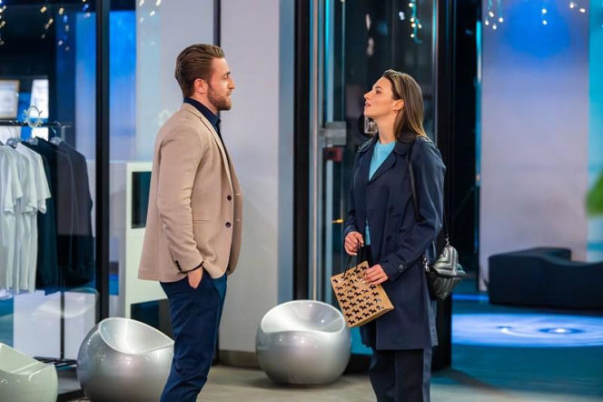 "Pierwsza miłość", odcinek 4188: Iga stara się odkryć, kto stoi za wrobieniem Alana w kradzież meteorytu. Jej podejrzenia zaczyna wzbudzać James