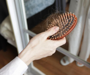 Coraz więcej włosów na szczotce? Dermatolodzy mówią, kiedy to sygnał choroby