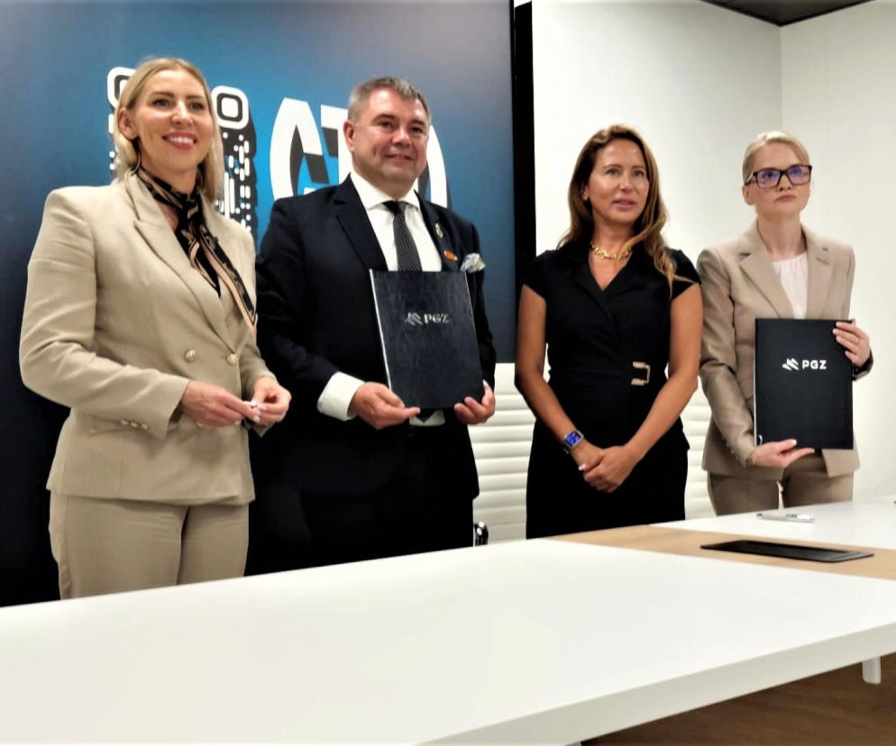 Przedstawiciele L3Harris i PGZ z teczkami podczas podpisywania porozumienia. O szczegółach przeczytasz na SE Portal Obronny.