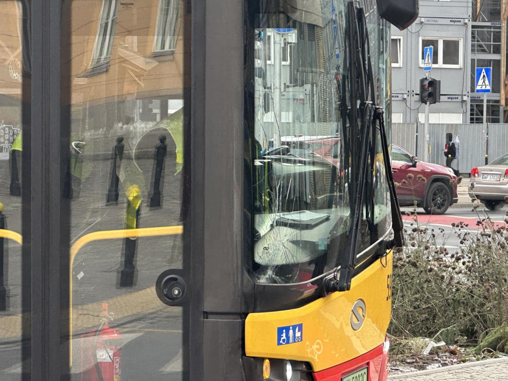 Koszmarny wypadek przy palmie. Autobus przejechał pieszą, a ulicą polała się krew