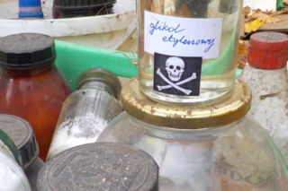 Falenica: NIEBEZPIECZNE CHEMIKALIA na jednej z posesji - zobacz, co w nich było [ZDJĘCIA]