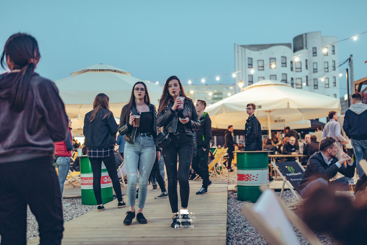 Streat Food Młynowa w Białymstoku. Klimatyczna miejscówka przyciąga tłumy białostoczan [ZDJĘCIA]