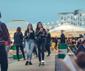 Streat Food Młynowa w Białymstoku. Klimatyczna miejscówka przyciąga tłumy białostoczan [ZDJĘCIA]