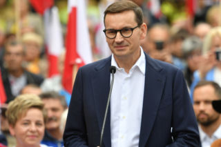 Premier Morawiecki uczy dzieci historii. Zabrał je na obchody bitwy pod Cedynią