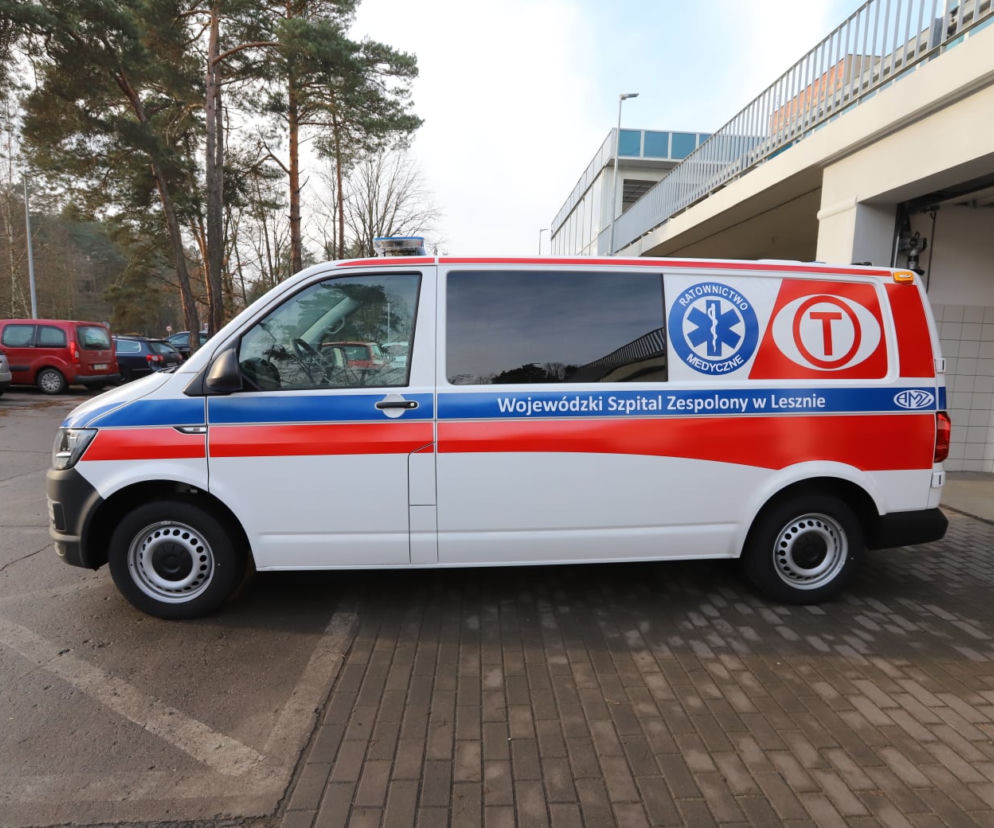 Lakier aż błyszczy! Szpital w Lesznie ma nową karetkę transportową