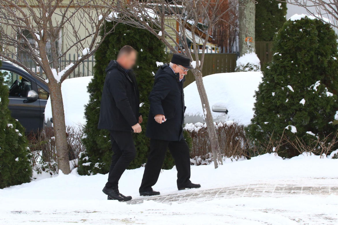 Lech Wałęsa ślizga się na chodniku w drodze do kościoła