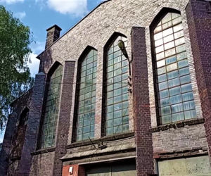 Zabytkowa podstacja na Wyspie Jaskółczej